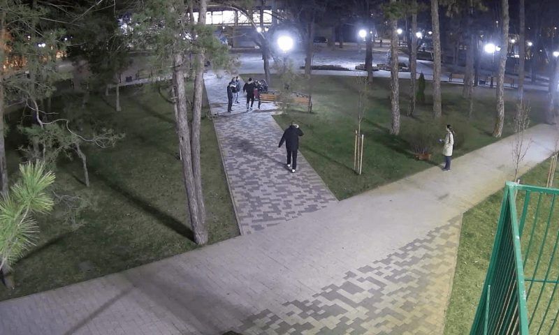 В Краснодаре полиция ищет вандалов, сломавших лавочку в парке