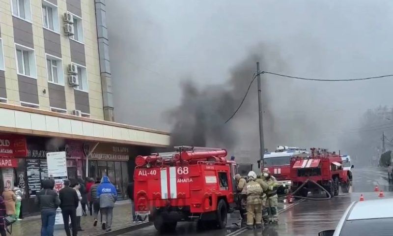 Спасатели эвакуировали 15 взрослых и 2 детей при пожаре на рынке в Анапе