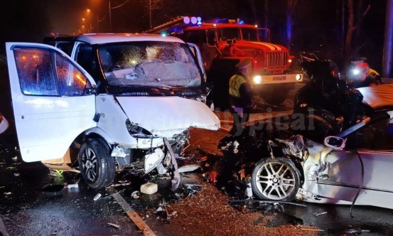 В Сочи на трассе иномарка влетела в «Газель» и загорелась, водитель погиб
