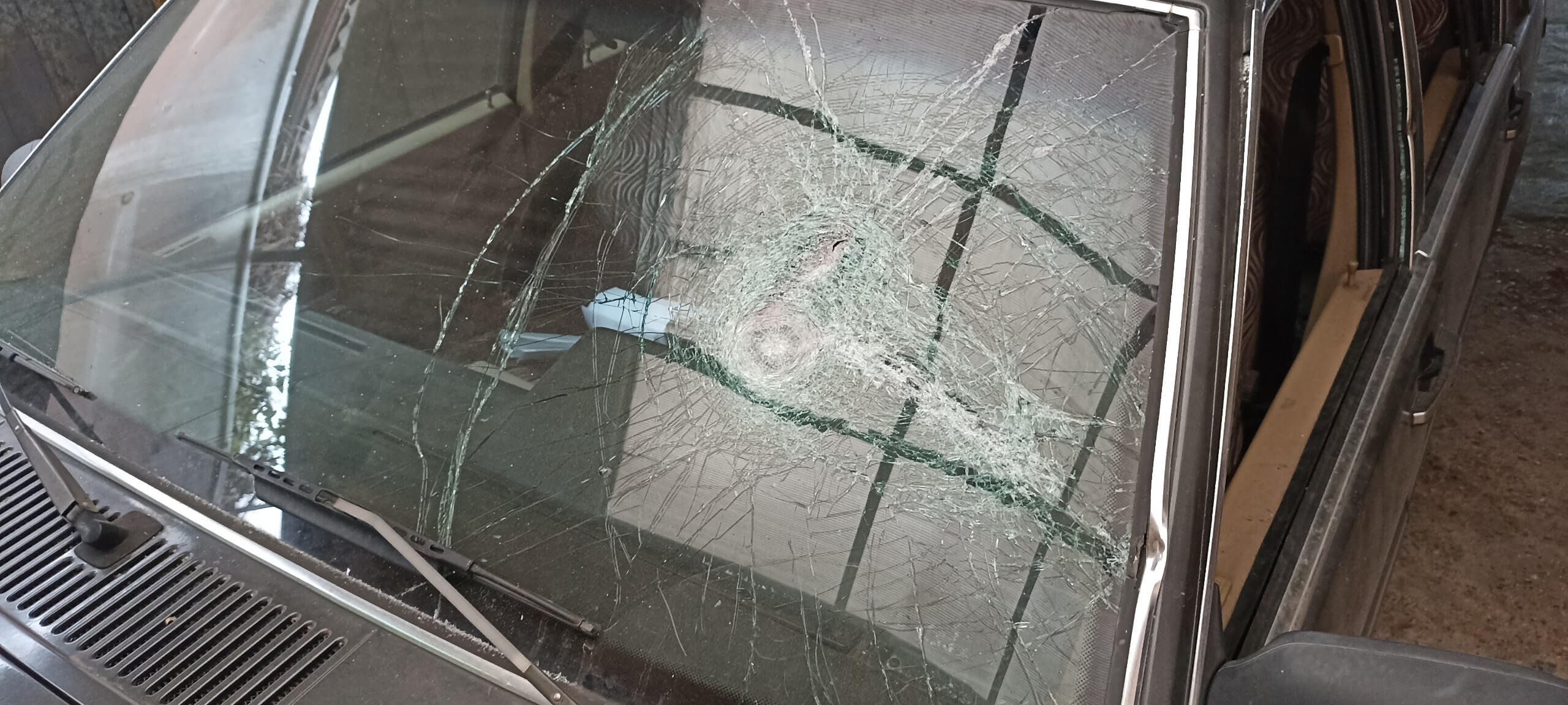 Мужчина поссорился с родственниками и разбил их машину гвоздодером в Усть-Лабинске