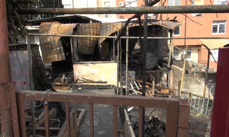 Сочинские полицейские спасли пенсионерку из горящего дома