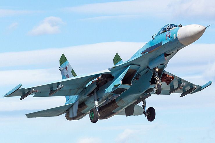 Российский истребитель Су-27 столкнулся с американским беспилотником над Черным морем