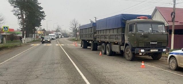 Уставший водитель КамАЗа сбил пешехода на переходе в одной из станиц Краснодарского края