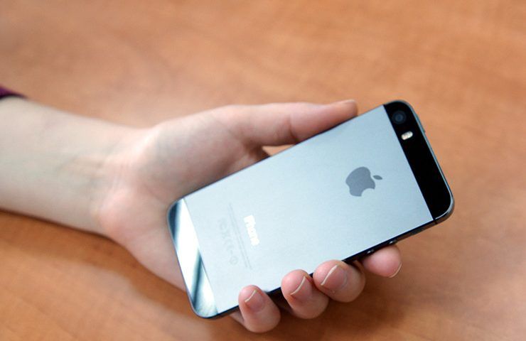 Сотрудников администрации президента России попросили избавиться от смартфонов фирмы Apple