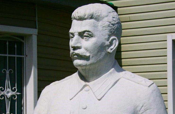 Установить бюст Сталина или доску с портретом генералиссимуса потребовали коммунисты Геленджика