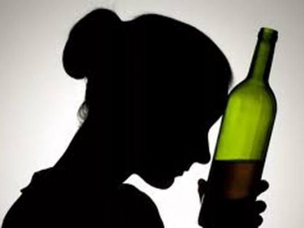 Женский алкоголизм: как понять, что девушка пьет?
