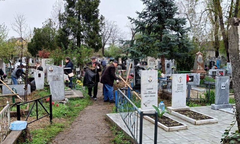 Заброшенные могилы на Пашковском кладбище Краснодара привели в порядок на субботнике