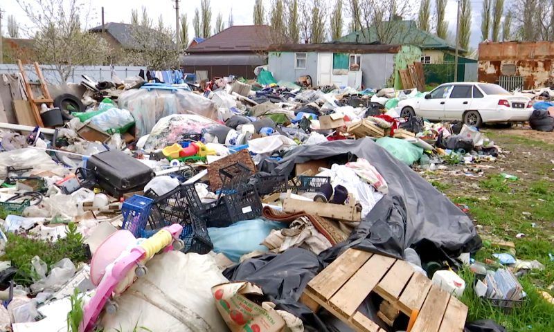 Мусорный бизнес: жительница Славянска-на-Кубани устроила на своем участке стихийную свалку