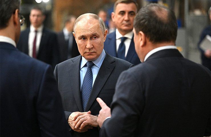 Путин пообещал, что реальная зарплата в целом по стране в 2023 году вырастет на 3-5%