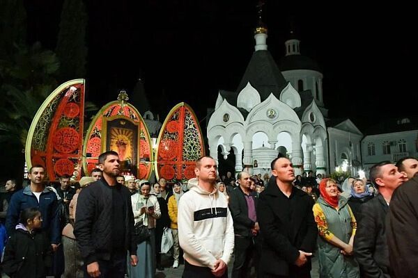 Пасхальные богослужения в Сочи более 25 тыс. человек
