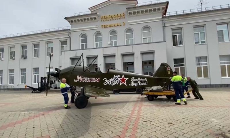 На площадь перед аэропортом Краснодара вернули макет советского самолета ПО-2
