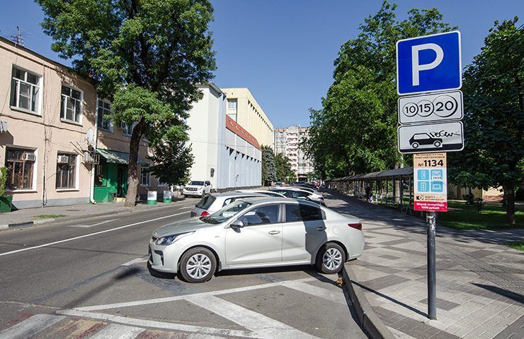 На платных парковках в Краснодаре с машин будут убирать предметы, скрывающие номера