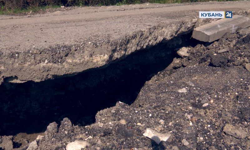В Адлерском районе Сочи произошел обвал дороги: жители боятся остаться отрезанными от мира