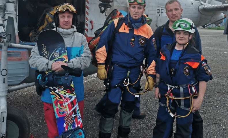 Спасатели на вертолете эвакуировали фрирайдера, который выехал с трассы и застрял на склоне горы в Сочи