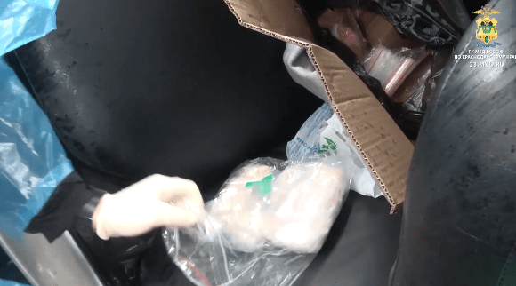 Почти 1 кг «соли» нашли в коробке на заднем сидении автомобиля в Сочи