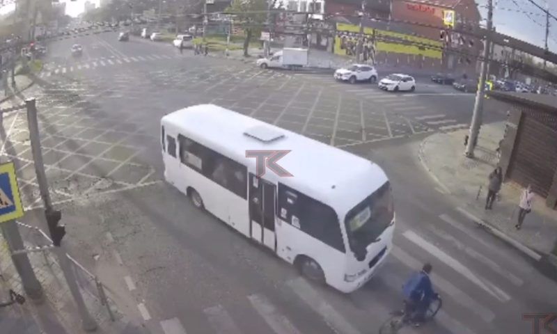 Появилось видео смертельного ДТП с маршрутчиком и велосипедисткой в центре Краснодара