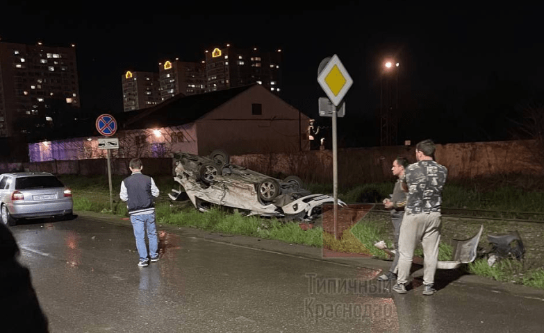 В полиции Краснодара сообщили подробности массового ДТП с 9 иномарками, одна из которых перевернулась