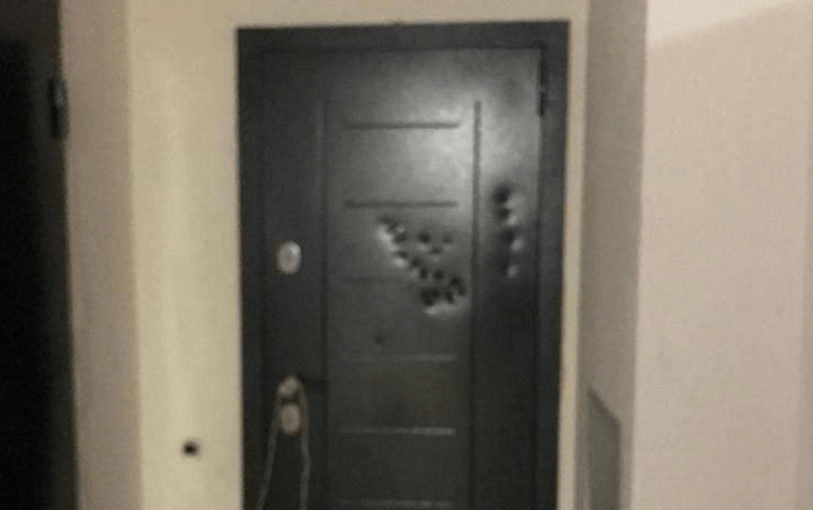 Попросили выключить музыку: дебошир с топором разбил соседям дверь в многоэтажке Краснодара