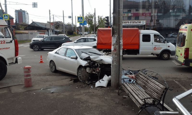 В Краснодаре иномарка после ДТП вылетела на тротуар и сбила насмерть женщину