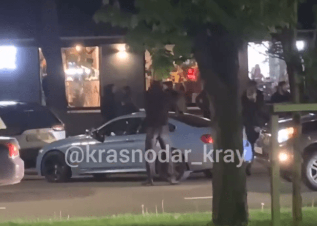 Массовая драка произошла на улице Красной в Краснодаре. Видео