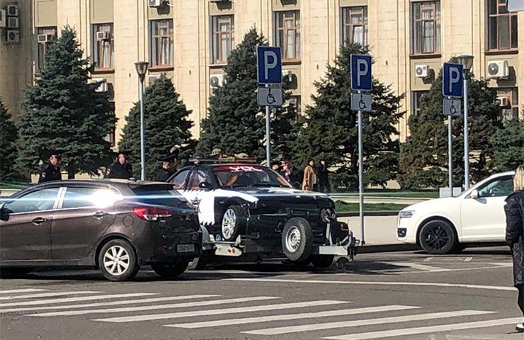 Неизвестный припарковал подозрительный «полицейский» автомобиль у здания администрации Краснодарского края