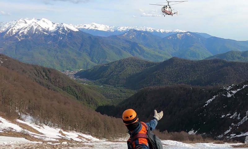 Спасатели эвакуировали мать и сына на вертолете со склона хребта Ачишхо в Сочи. Видео