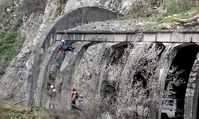 В горах Сочи вторые сутки ищут пропавшего альпиниста, который пытался найти упавшие беспилотники