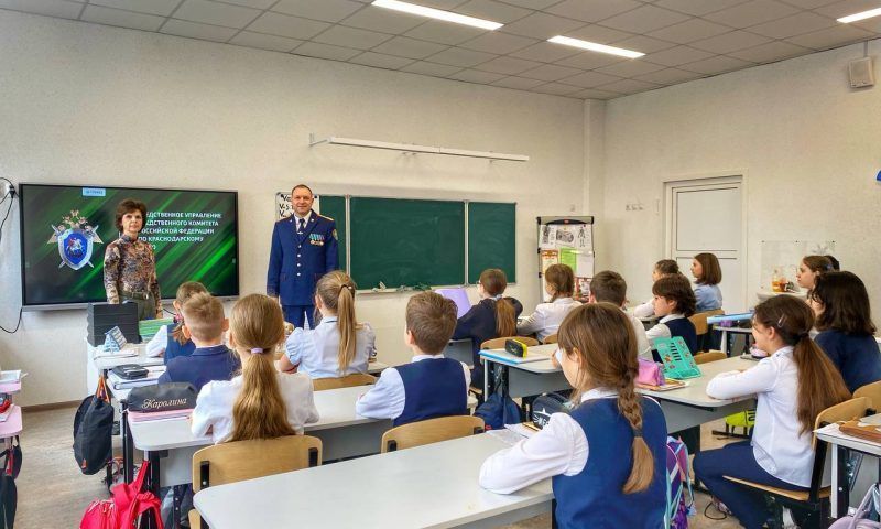 Сотрудник Следственного комитета провел открытые уроки для учеников гимназии Новороссийска