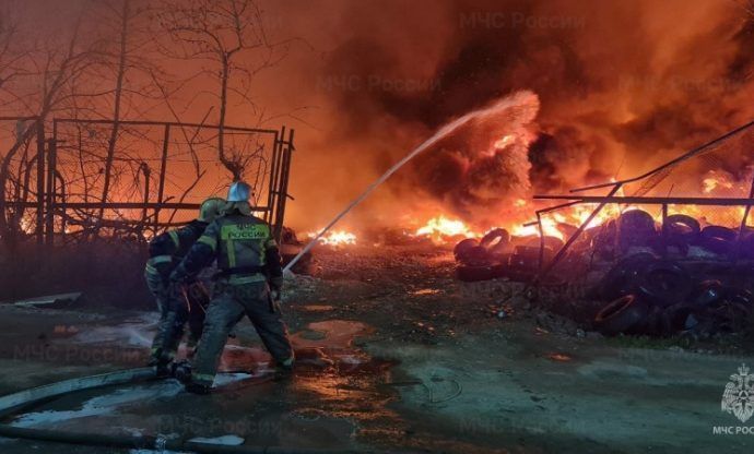 В Краснодаре ночью 3,5 часа тушили крупный пожар на складе покрышек