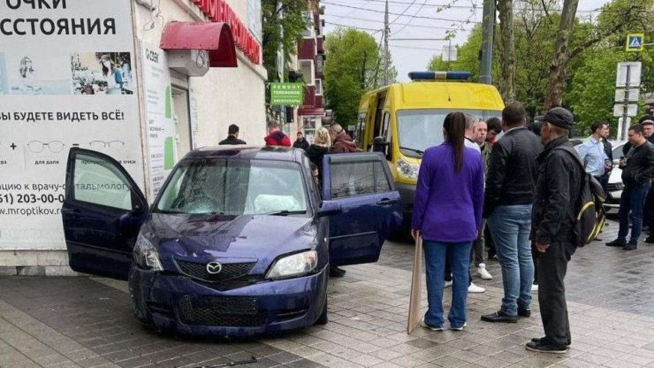 Девушка на иномарке вылетела на тротуар и сбила пожилую женщину в центре  Краснодара - 20 апреля, 2023 Все новости, Происшествия «Кубань 24»