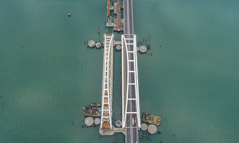 Движение по ремонтируемой железнодорожной части Крымского моста досрочно запустят в мае