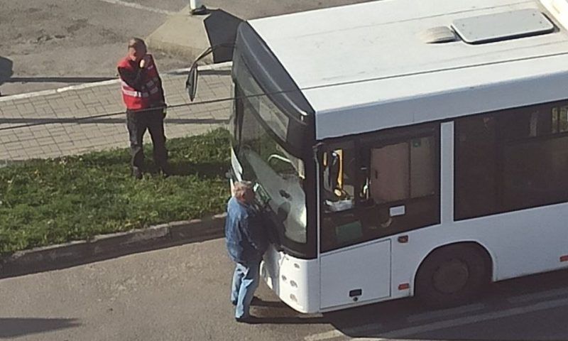 Водитель справил нужду на автобус на проезжей части в Краснодаре
