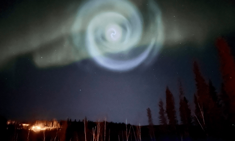 «Портал» над Аляской: в небе заметили необычное спиральное оптическое явление