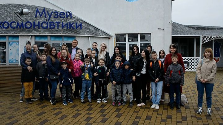 На Кубани детям с Донбасса провели экскурсию в музее в честь Дня космонавтики