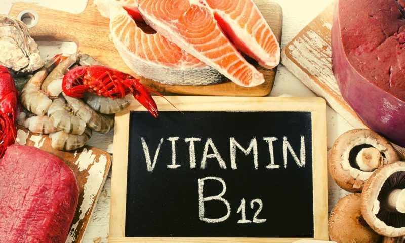 Какие продукты содержат витамин B12?