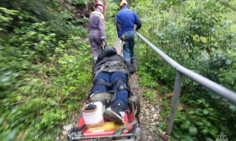 В Сочи спасатели вынесли из леса туристку, которая сломала ногу на мокрой тропе к Агурским водопадам
