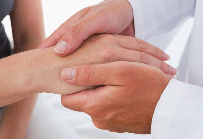 Тремор рук у пожилых людей — причины и лечение