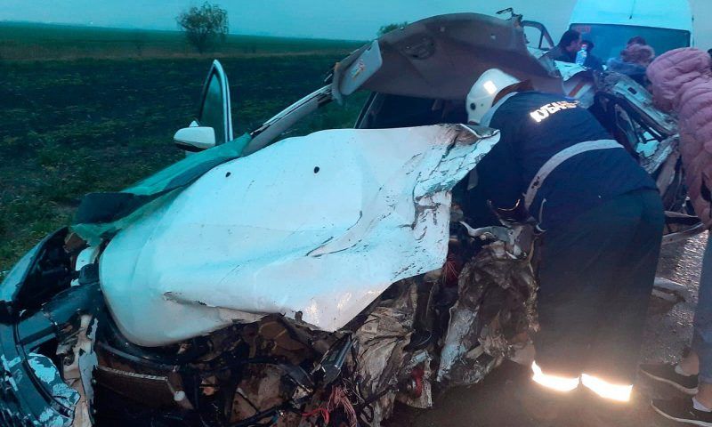 Водителя зажало в покореженной легковушке после столкновения с грузовиком под Славянском-на-Кубани