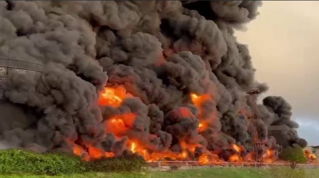 В Севастополе из-за попадания БПЛА загорелся резервуар с топливом