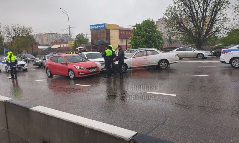 Водитель иномарки выехала на встречку и устроила массовое ДТП на Северном мосту в Краснодаре