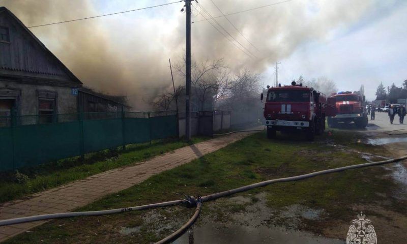 В Кореновском районе загорелись два частных дома и хозпостройки, огонь охватил 200 кв. метров