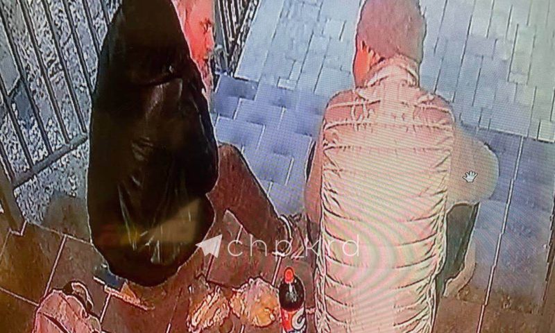 Двое пьяных мужчин повредили дверь офиса в Краснодаре