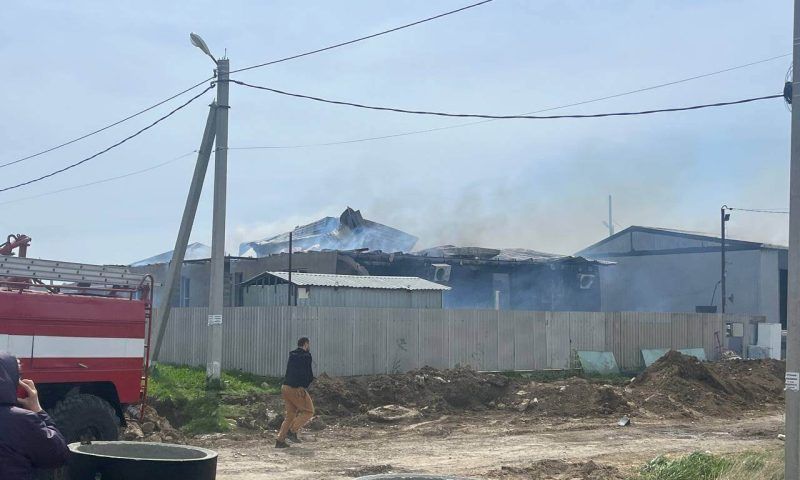 В Анапе загорелся нежилой дом, огонь охватил 242 кв. метра