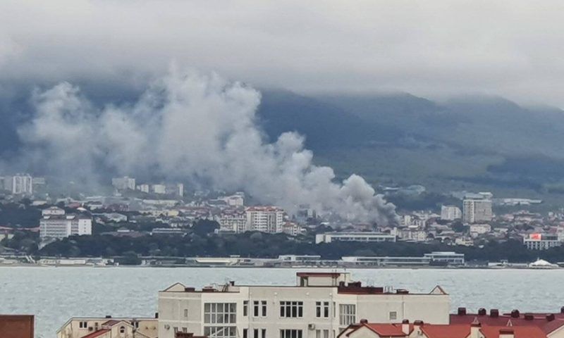 Крыша частного дома загорелась в Геленджике, огонь охватил 100 кв. метров