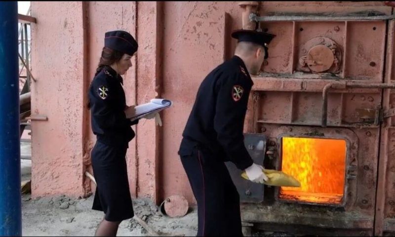 Более 5 кг наркотиков и 7 тыс. пачек нелегальных сигарет сожгли полицейские в Новороссийске