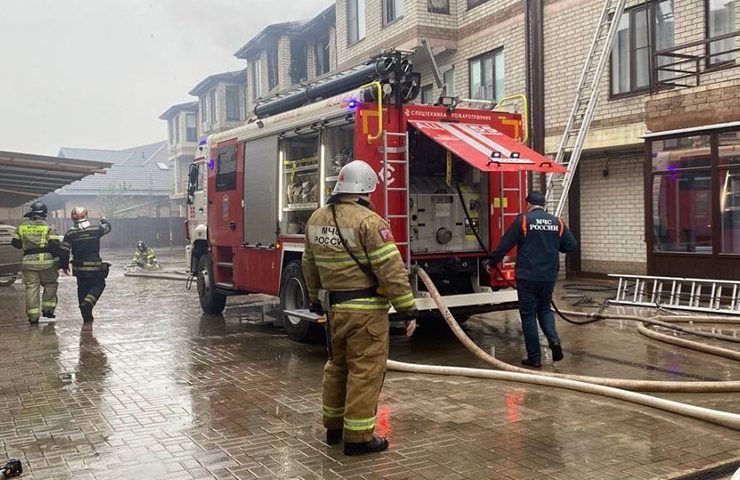 В Краснодаре горит жилой трехэтажный дом в Пашковке, жильцов эвакуировали