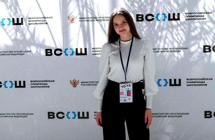 Анна Минькова поздравила призера Всероссийской олимпиады по обществознанию
