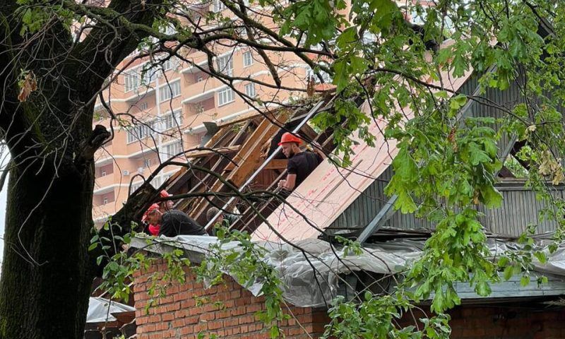 В пострадавшем от хлопка частном доме в Краснодаре начали затягивать поврежденную кровлю временной пленкой