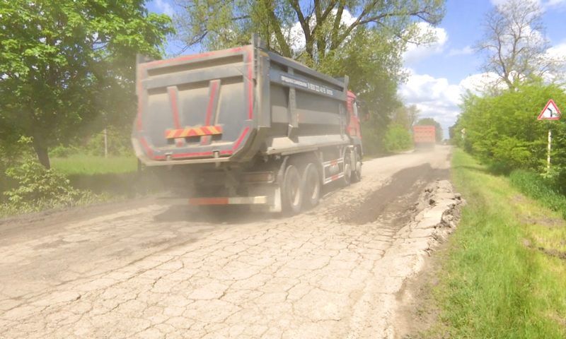 Жители хутора в Красноармейском районе пожаловались на огромные ямы на дороге