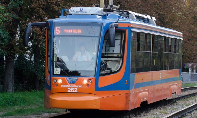 Из-за обрыва провода трамваи встали на улице Московской в Краснодаре